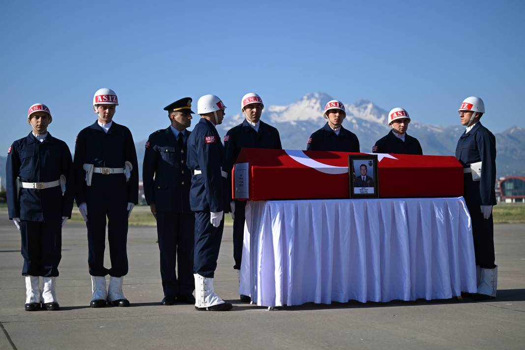 Uçak kazasında şehit olan 2 albay için komutanlıkta tören 26